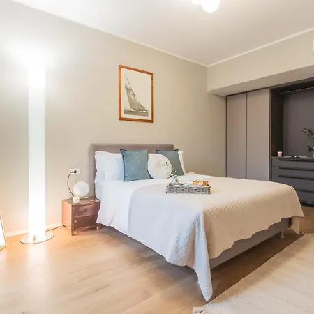 V On By Rent Apartman Como