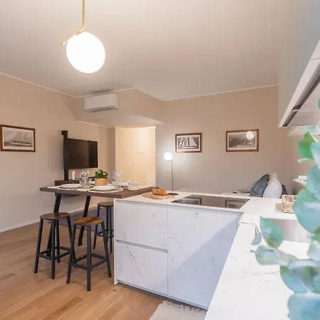 V On By Rent Apartman Como