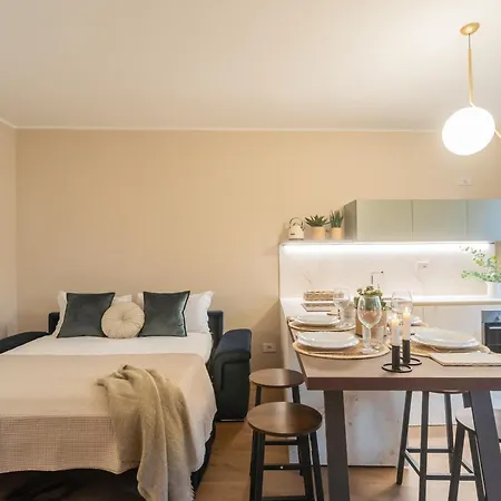 V On By Rent Apartman Como