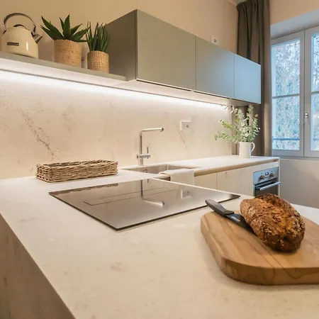 V On By Rent Apartman Como